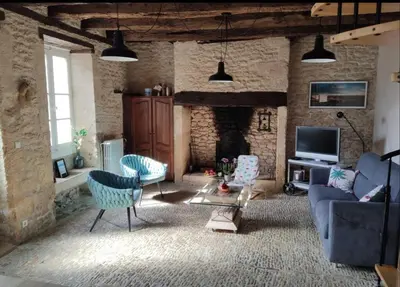 Télévision ou salle de divertissement dans l'établissement Maison de caractère à Montignac Lascaux