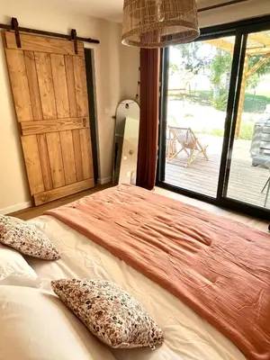 Un ou plusieurs lits dans un hébergement de l'établissement Chalet Zénaé - Chalet Cosy avec spa & Sauna
