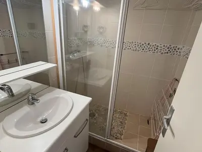 Salle de bains dans l'établissement Studio plein sud au cœur de la station, accès direct pistes - FR-1-787-132