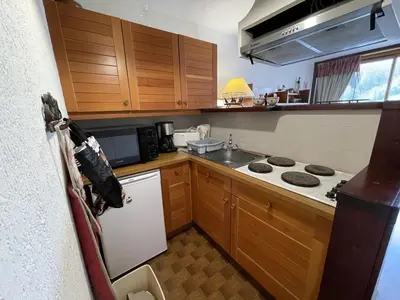 Cuisine ou kitchenette dans l'établissement Studio plein sud au cœur de la station, accès direct pistes - FR-1-787-132