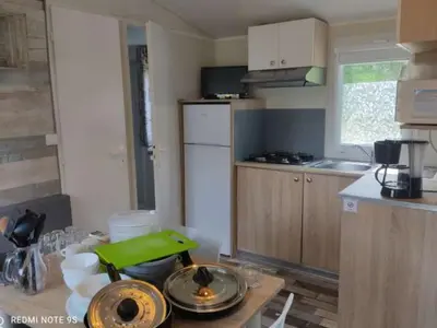 Cuisine ou kitchenette dans l'établissement Mobil-home avec Terrasse pour 6 personnes - API-1-52-403