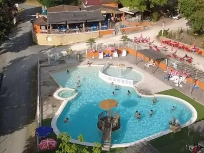Piscine de l'établissement Mobil-home avec Terrasse pour 6 personnes - API-1-52-403 ou située à proximité