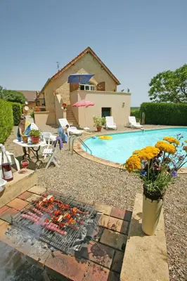 Piscine de l'établissement Gîte Hugan avec piscine privée proche Sarlat ou située à proximité