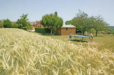 Jardin de l'établissement Gîte Hugan avec piscine privée proche Sarlat