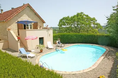 Piscine de l'établissement Gîte Hugan avec piscine privée proche Sarlat ou située à proximité