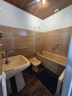 Salle de bains dans l'établissement La Faurie au nord de Sarlat