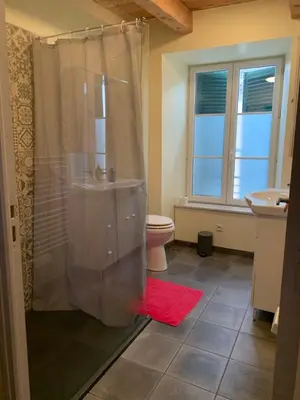 Salle de bains dans l'établissement Chez Burons&Bouchons, Le Refuge Gourmand et Authentique