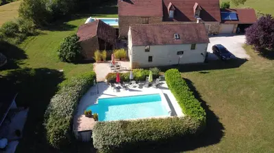 Plan de l'établissement La Garenne avec sa piscine privée proche de Sarlat