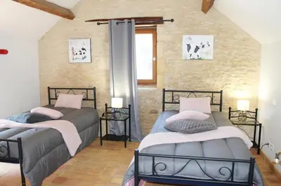 Plan de l'établissement La Garenne avec sa piscine privée proche de Sarlat