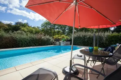 Plan de l'établissement La Garenne avec sa piscine privée proche de Sarlat