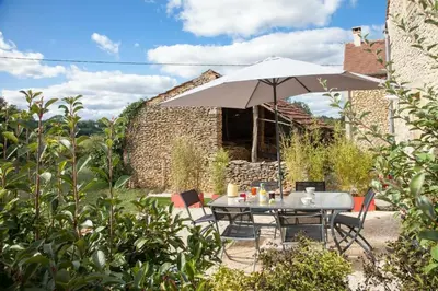 Plan de l'établissement La Garenne avec sa piscine privée proche de Sarlat