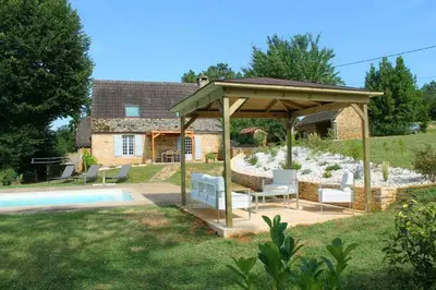 Jardin de l'établissement Les Mazaux avec piscine chauffée au nord de Sarlat