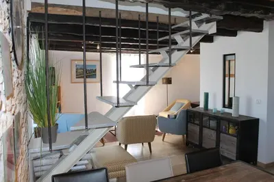 Coin salon dans l'établissement Les Mazaux avec piscine chauffée au nord de Sarlat