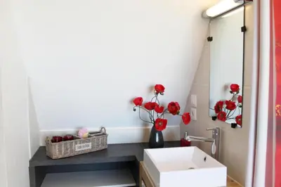Salle de bains dans l'établissement Les Mazaux avec piscine chauffée au nord de Sarlat