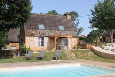 Piscine de l'établissement Les Mazaux avec piscine chauffée au nord de Sarlat ou située à proximité