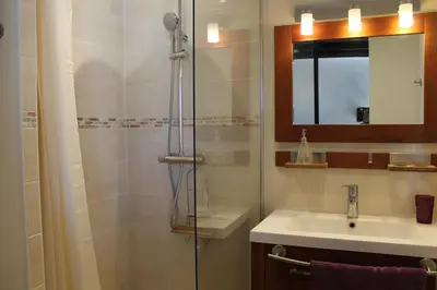 Salle de bains dans l'établissement Les Mazaux avec piscine chauffée au nord de Sarlat