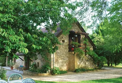 Jardin de l'établissement Vialard Haut piscine privée au nord de Sarlat