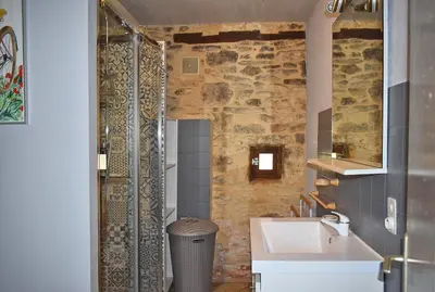 Salle de bains dans l'établissement Vialard Haut piscine privée au nord de Sarlat