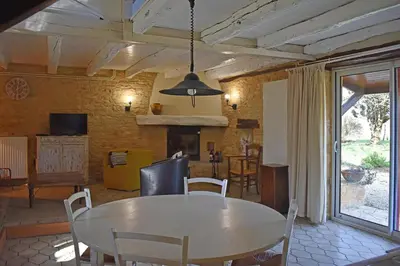 Télévision ou salle de divertissement dans l'établissement Vialard Haut piscine privée au nord de Sarlat