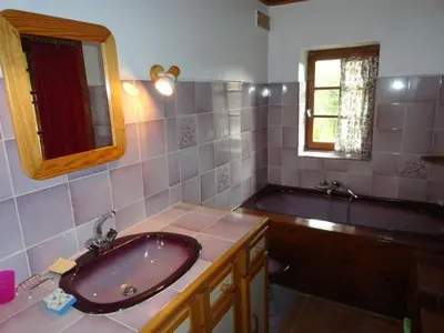 Salle de bains dans l'établissement Le Figuier