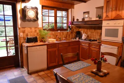Cuisine ou kitchenette dans l'établissement Le Figuier
