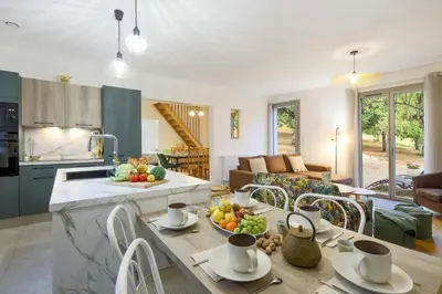 Cuisine ou kitchenette dans l'établissement Domaine de la Boria