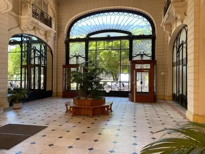 Façade ou entrée de l'établissement Studio dans l'ancien Palace du Mont-Dore