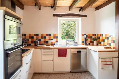 Cuisine ou kitchenette dans l'établissement Mas d'Oliu Havre de paix avec piscine et vue près de Martel