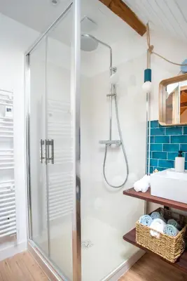 Salle de bains dans l'établissement Mas d'Oliu Havre de paix avec piscine et vue près de Martel