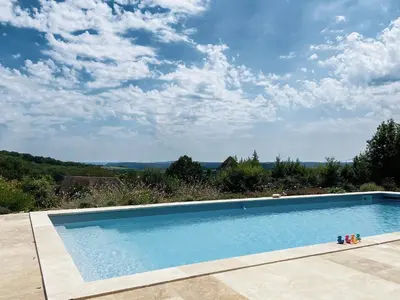 Piscine de l'établissement Mas d'Oliu Havre de paix avec piscine et vue près de Martel ou située à proximité