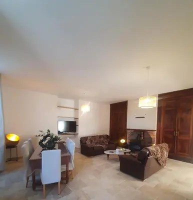 Télévision ou salle de divertissement dans l'établissement La Maison de Famille