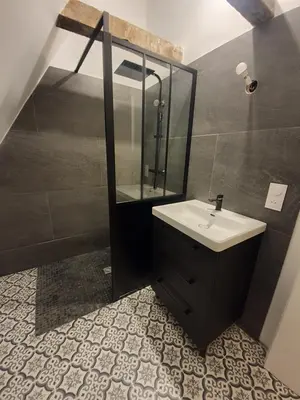 Salle de bains dans l'établissement La Maison du Garde