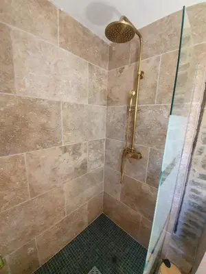 Salle de bains dans l'établissement La Maison du Garde