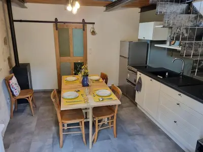 Cuisine ou kitchenette dans l'établissement Mini maison terrasse vue montagne proche Puy Mary