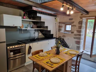 Cuisine ou kitchenette dans l'établissement Mini maison terrasse vue montagne proche Puy Mary
