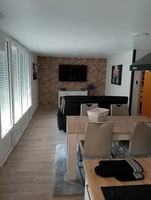 Télévision ou salle de divertissement dans l'établissement Appartement proche de la Mairie