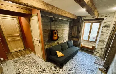 Coin salon dans l'établissement Warm and cozy house