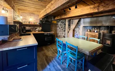 Cuisine ou kitchenette dans l'établissement Warm and cozy house