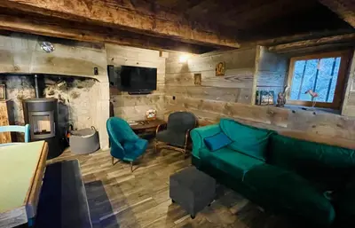 Coin salon dans l'établissement Warm and cozy house