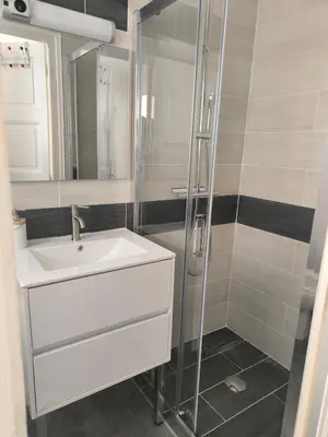 Salle de bains dans l'établissement Maison de ville proche de tous les commerces