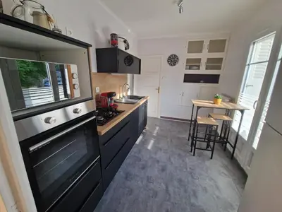 Cuisine ou kitchenette dans l'établissement Maison de ville proche de tous les commerces