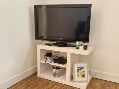 Télévision ou salle de divertissement dans l'établissement Maison de ville proche de tous les commerces