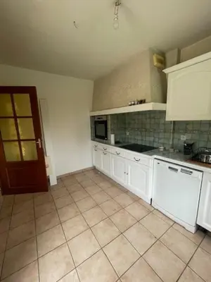 Cuisine ou kitchenette dans l'établissement La campagne près de la ville