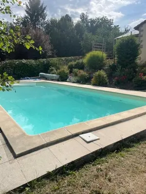 Piscine de l'établissement La campagne près de la ville ou située à proximité