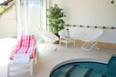 Piscine de l'établissement Les Hauts de Fondanger ou située à proximité