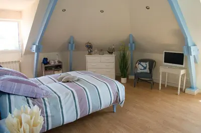Télévision ou salle de divertissement dans l'établissement Les Hauts de Fondanger