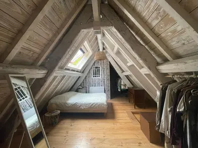 Un ou plusieurs lits dans un hébergement de l'établissement Maison au bord de la Creuse, vue sur le pont Roby