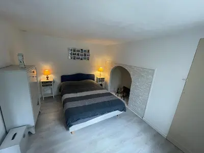 Un ou plusieurs lits dans un hébergement de l'établissement Maison au bord de la Creuse, vue sur le pont Roby