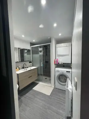 Cuisine ou kitchenette dans l'établissement Maison au bord de la Creuse, vue sur le pont Roby