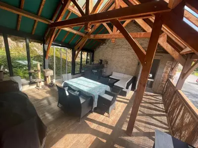 Coin salon dans l'établissement Maison au bord de la Creuse, vue sur le pont Roby